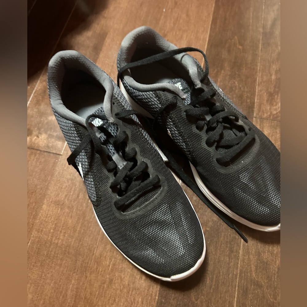 Size 9 NIKE runners